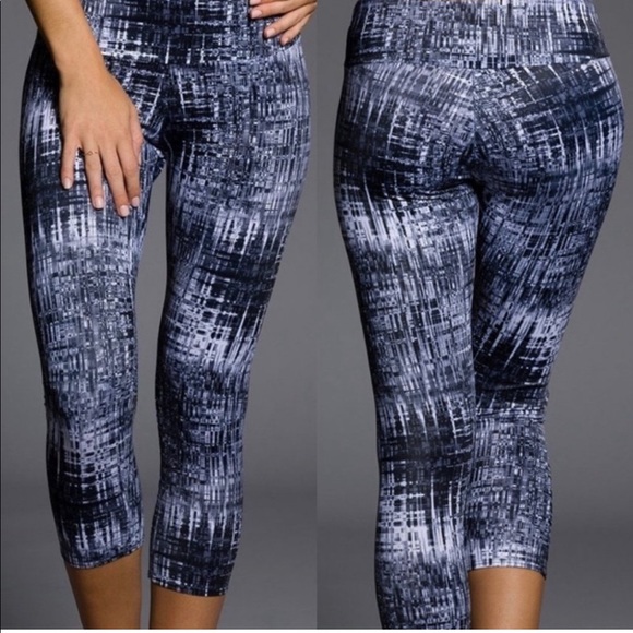 Onzie black & white static print cropped leggings - Picture 2 of 7